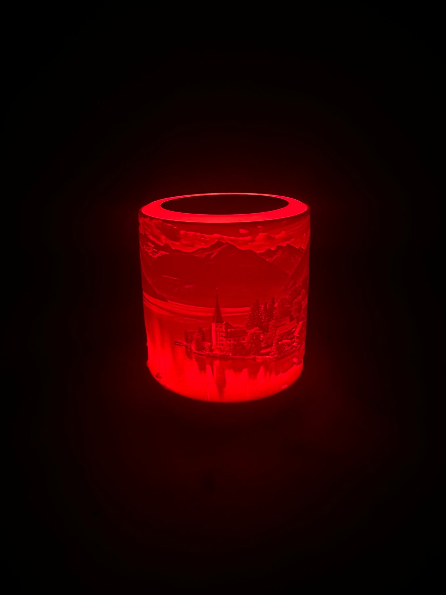 Schweizer Bergdorf am See (KI)